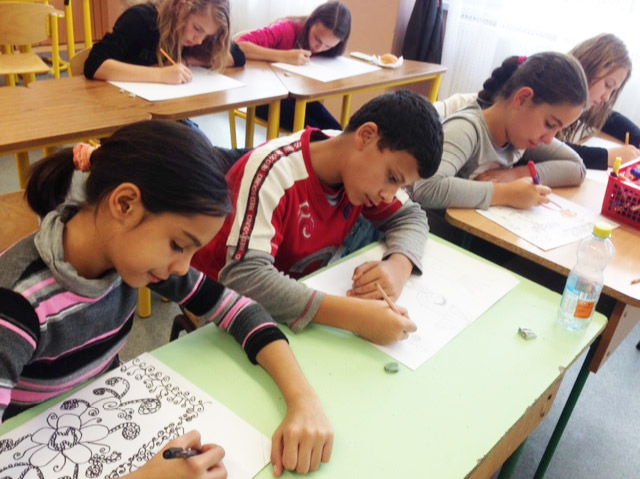 gyerekek elmélyülten rajzolnak