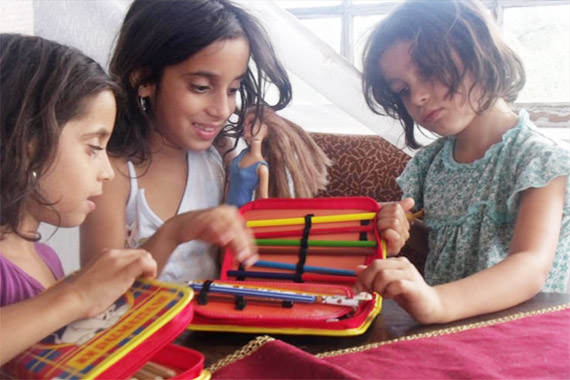 gyerekek színes ceruzákkal