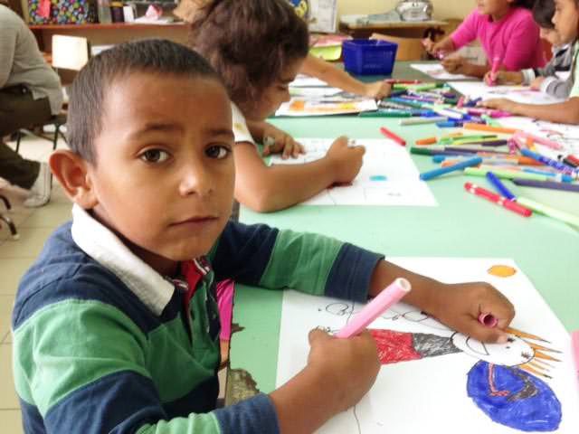 gyerekek az Igazgyöngy Művészeti Iskolában