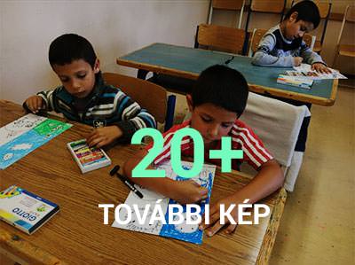 két fiú plakátot fest