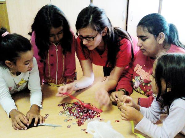 gyöngyfűzés a tanodában