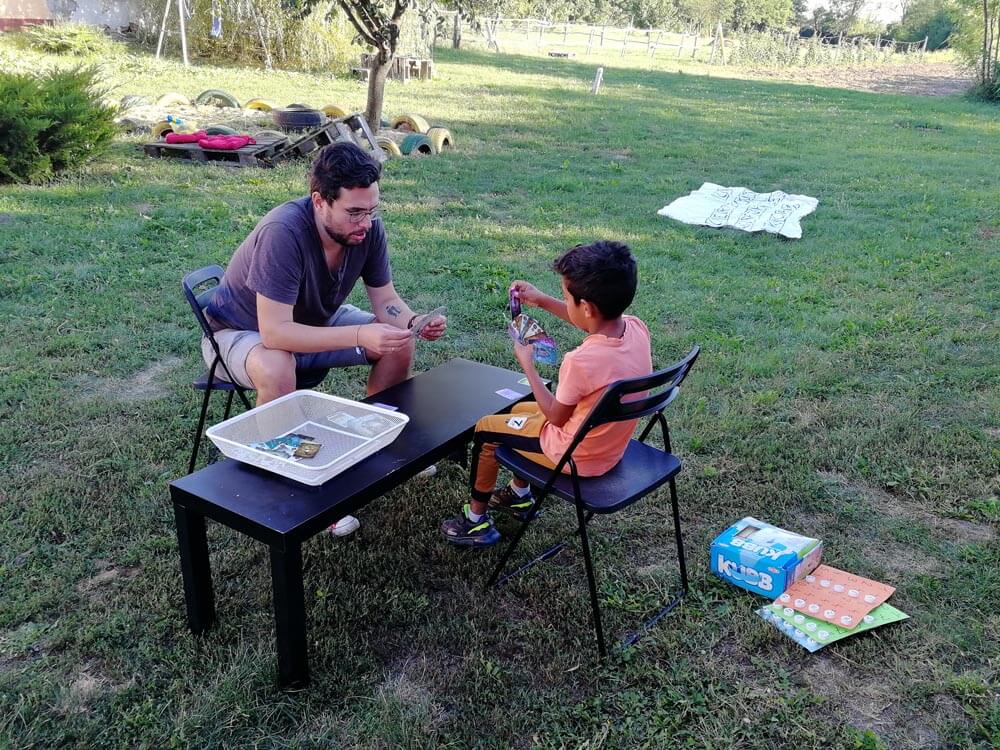 kártyajáték a szabadban